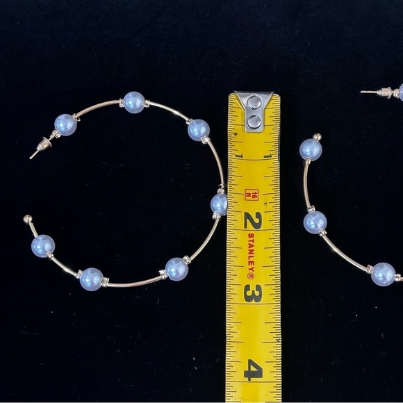 And now this.. gold tone faux pearl large hoop earring - Picture 4 of 5